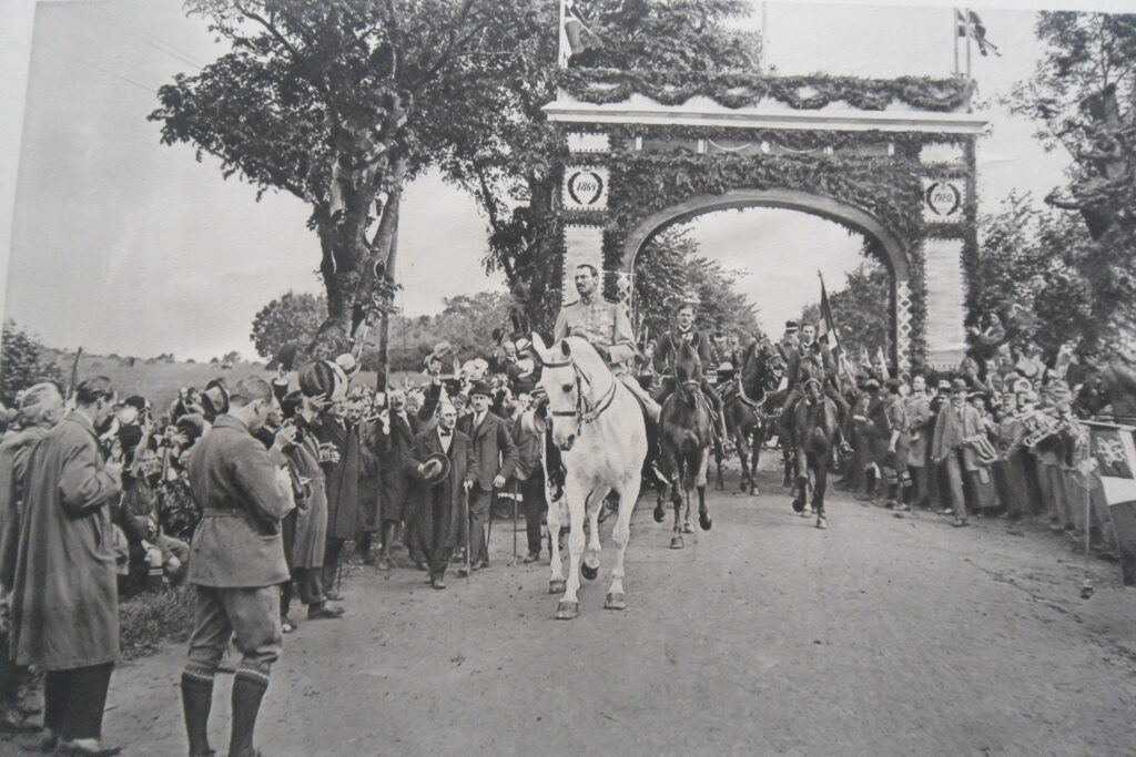 Christian X kommer riddende på sin hvide hest under genforeningen i 1920