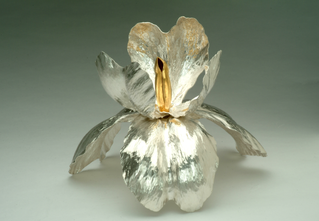 Bordopsats blomsten 2004, der indgår i Museum Koldings sølvsamling