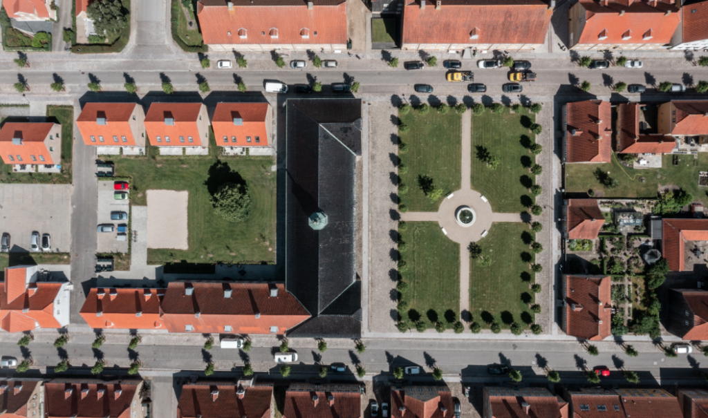 Dronefoto: Christiansfeld set oppefra. Byen er på UNESCO Verdensarvsliste