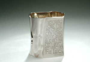 En vase i sølvmed indgraveret skrift