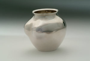 En vase fra 1982 i sølv fra museum Koldings sølvsamling