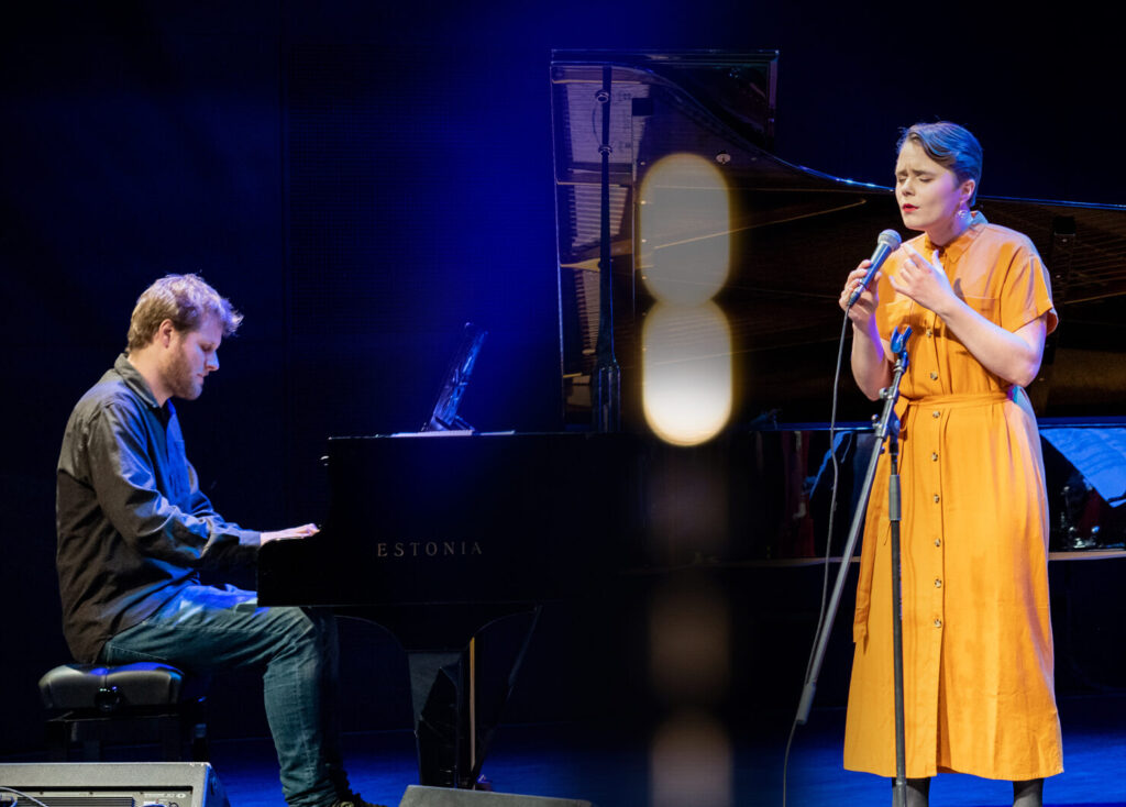 Jazz musik på Skamlingsbankens besøgscenter: Foto af Roivassepp-Eskildsen på scenen med klaver og vokal.
